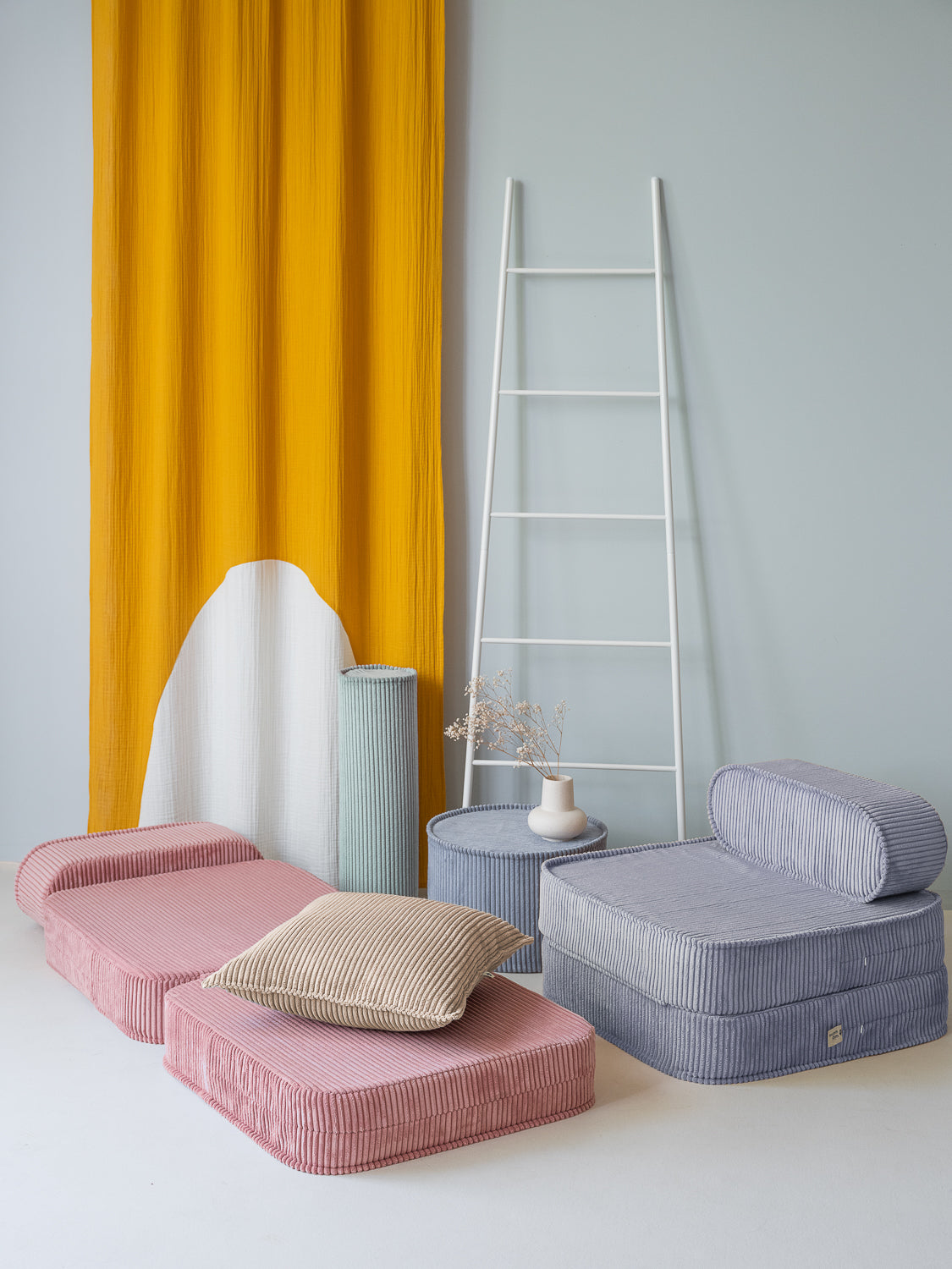 Wigiwama Pink Mousse Flip Chair